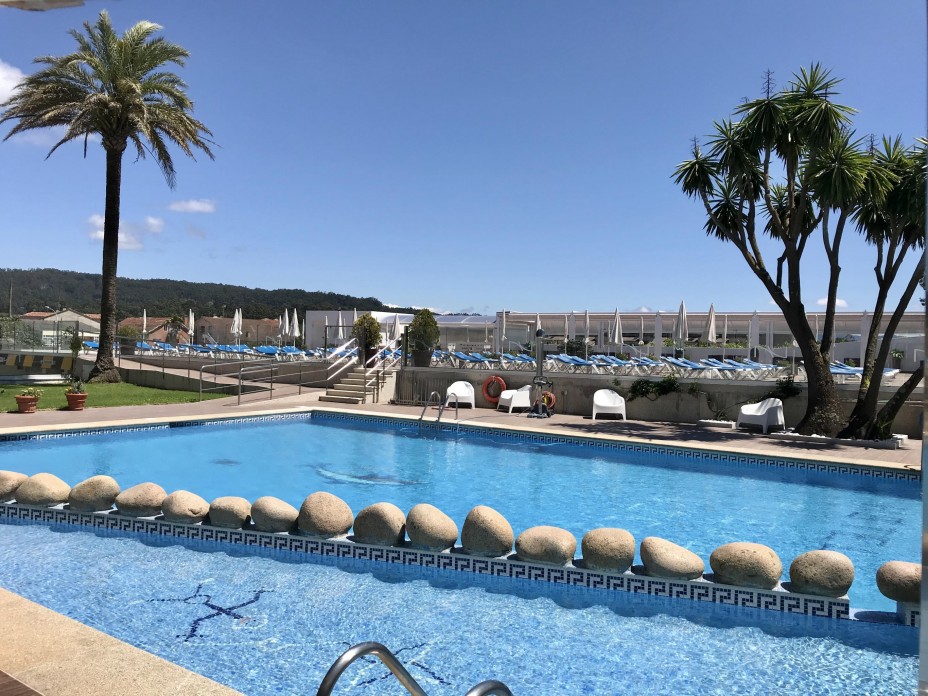 PISCINAS EXTERIORES Y TERRAZA.jpg